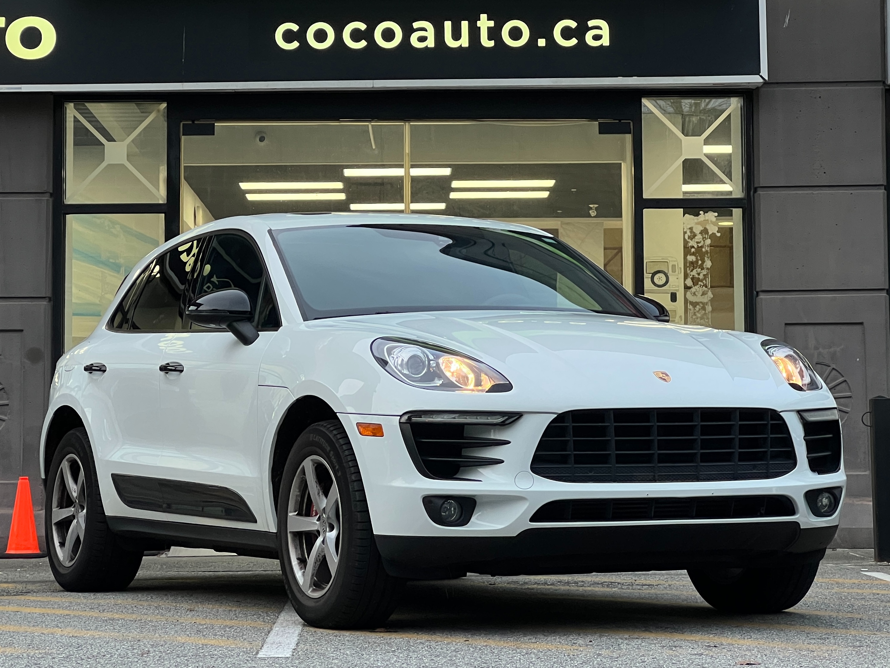 2017 Porsche Macan |BC Local - Image 1